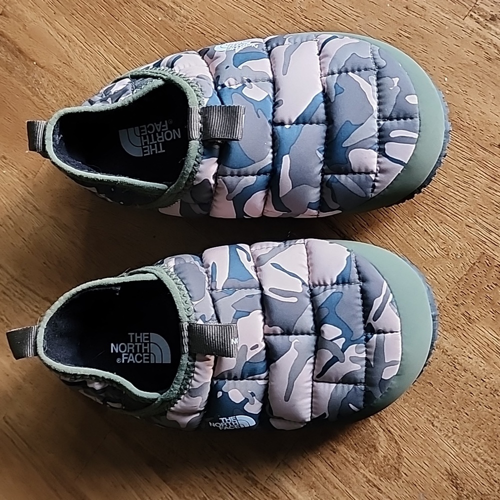 The North Face slippers size 13 little kids